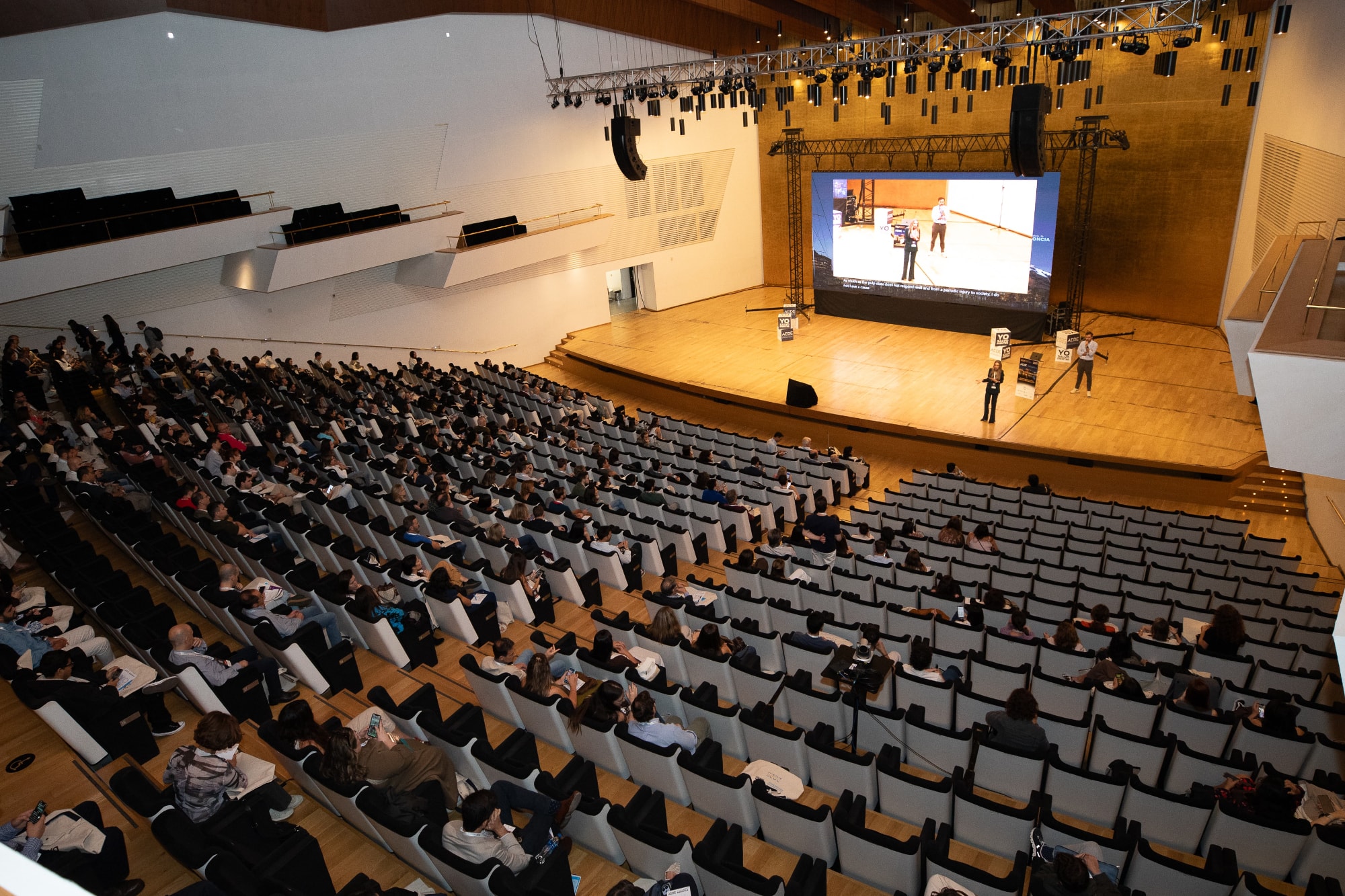 Fotografía de congreso AEDE 2025 - Vista general del auditorio con aforo completo Alicante