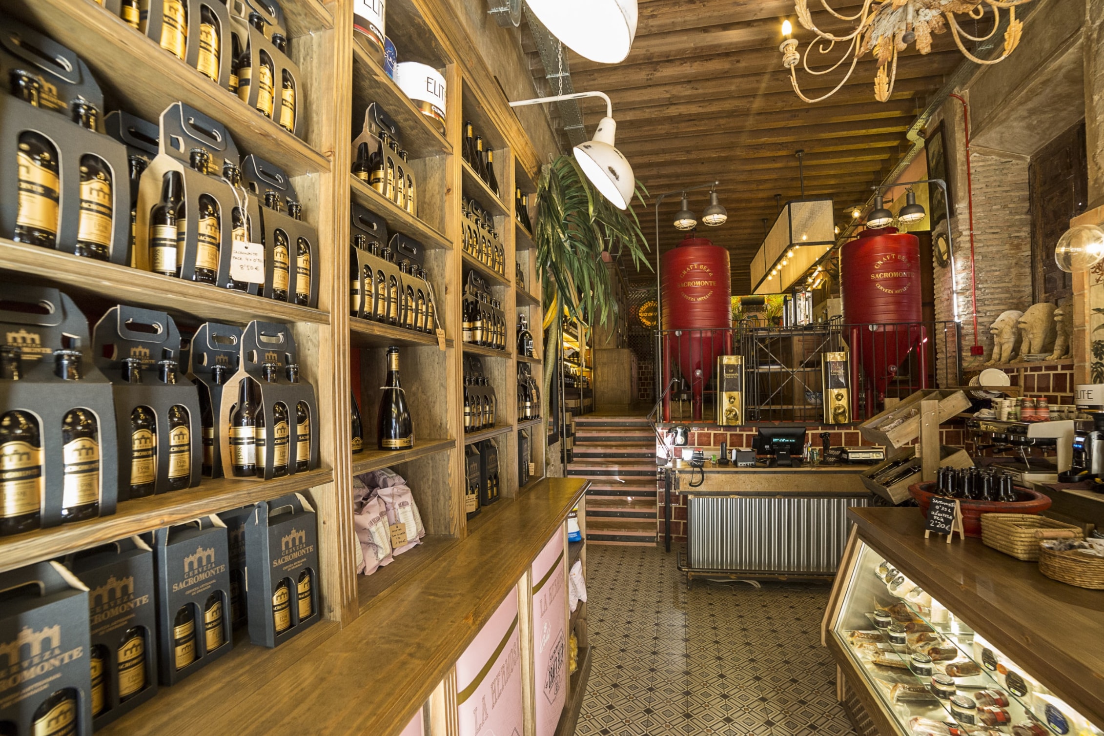 Fotografía interior de tienda La Hermosa - Cervecería Cervezas Sacromonte Granada