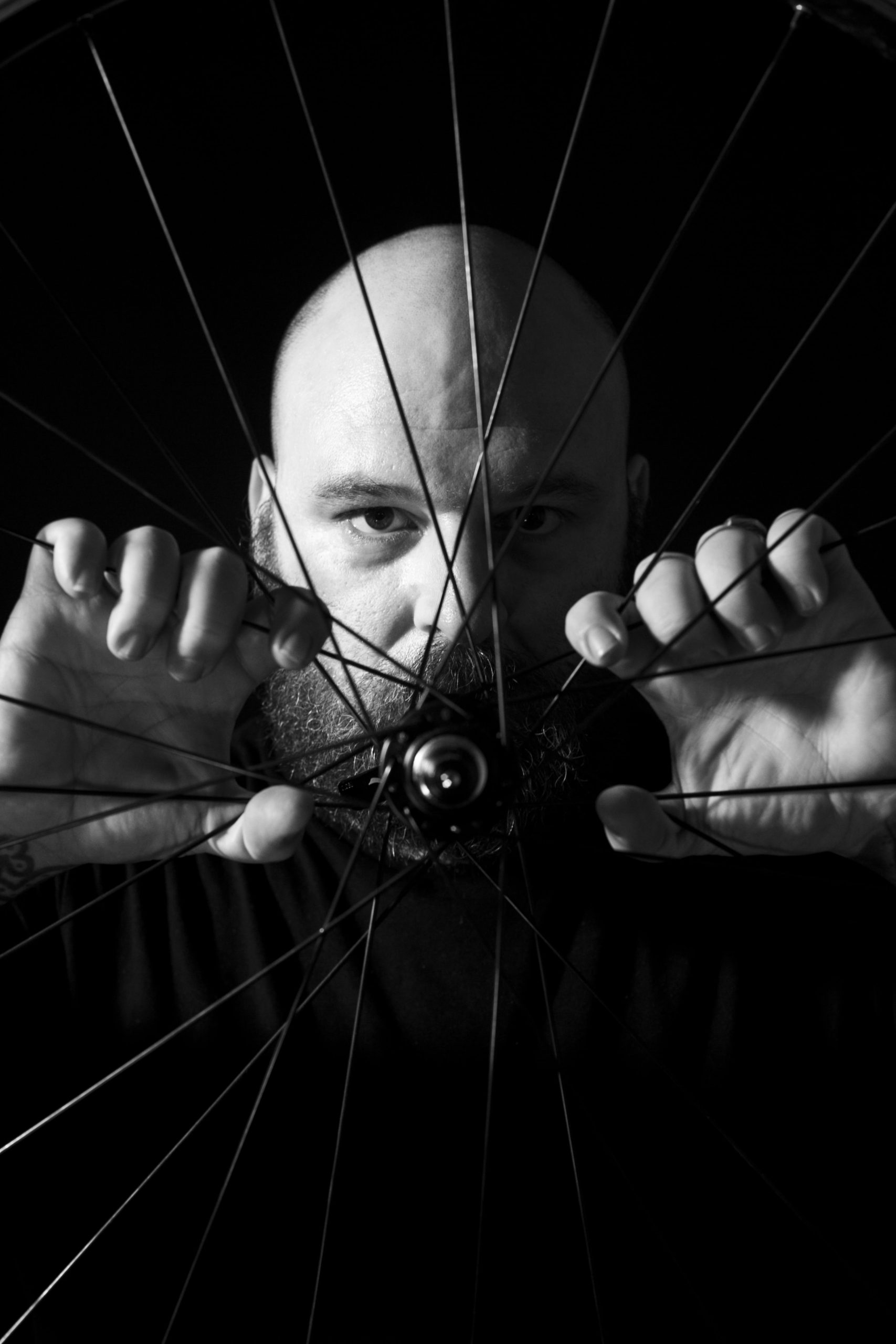 Retrato creativo ciclista urbano en estudio - Fotografía artística Granada