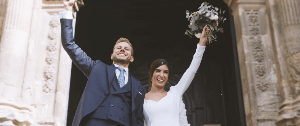 Vídeo de boda en Cortijo Alameda Granada - Novios celebrando salida de iglesia