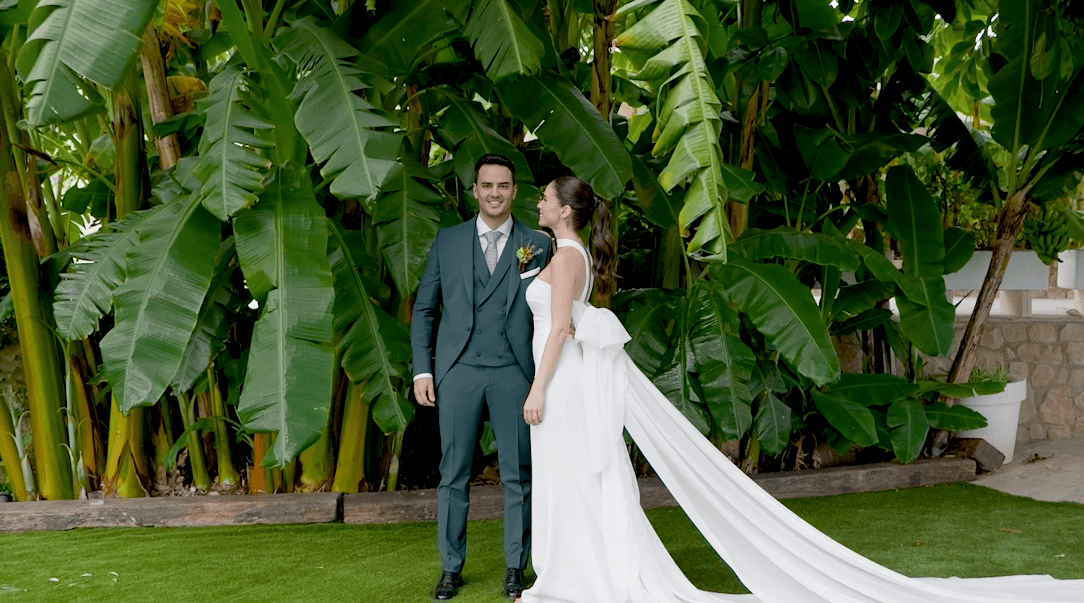 Vídeo de boda en Finca La Era Benidorm Alicante - Novios en jardín tropical con vestido de cola
