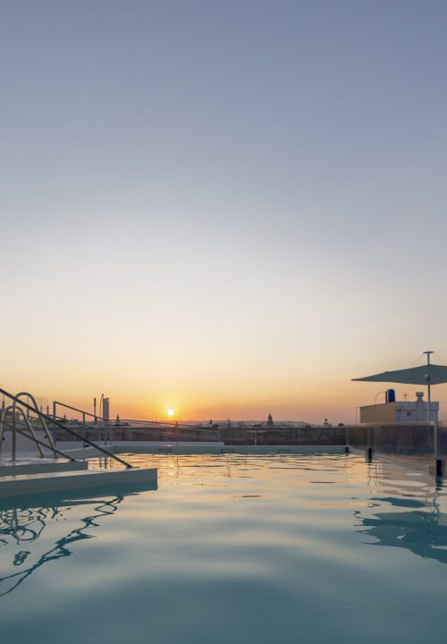 Fotografía de zona común terraza con piscina Hotel Maciá Kubb Sevilla - Fotografía hotelera profesional