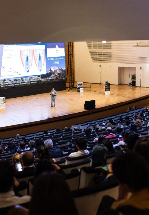 Fotografía de congreso AEDE 2025 - Ponente en auditorio con presentación de endodoncia Alicante