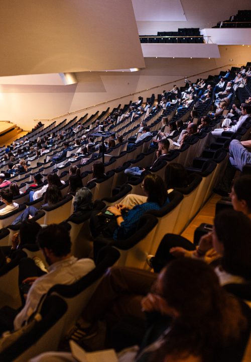 Fotografía de congreso AEDE 2025 - Auditorio con asistentes durante sesión científica de endodoncia Alicante