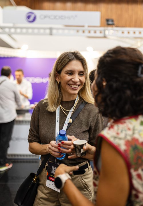 Fotografía de congreso AEDE 2025 - Networking entre congresistas en zona de expositores Alicante
