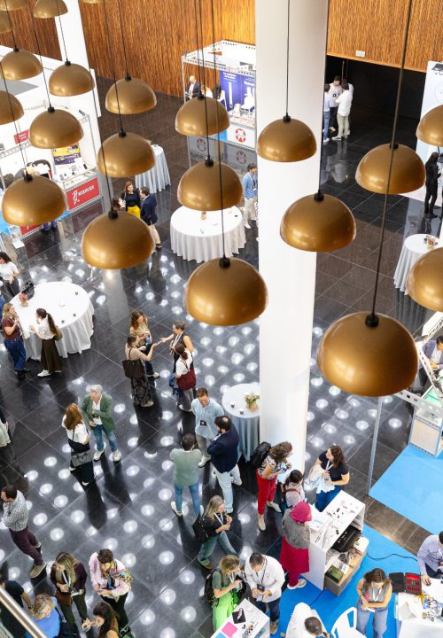 Fotografía de congreso AEDE 2025 - Vista aérea de zona de expositores y networking del congreso Alicante