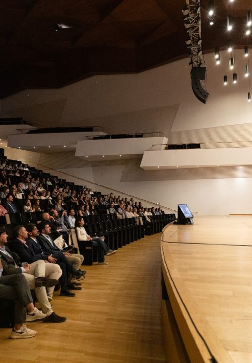 Fotografía de congreso AEDE 2025 - Auditorio lleno de asistentes durante ponencia de endodoncia Alicante