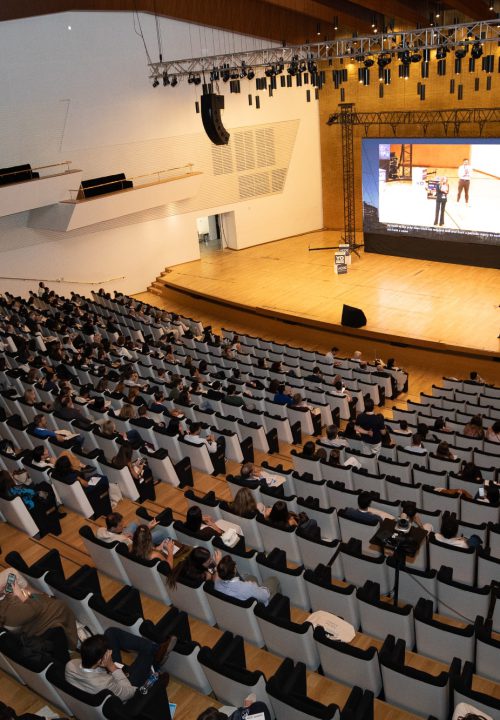 Fotografía de congreso AEDE 2025 - Vista general del auditorio con aforo completo Alicante