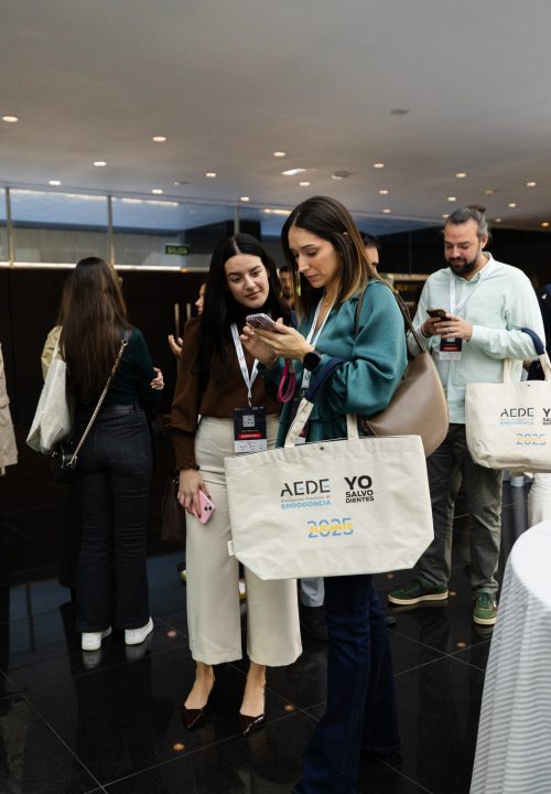 Fotografía de congreso AEDE 2025 - Congresistas con bolsa corporativa AEDE Yo Salvo Dientes Alicante
