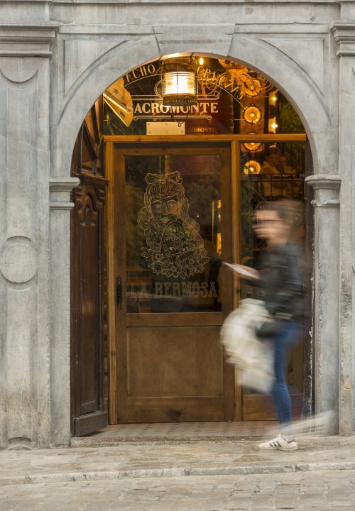 Fotografía exterior de tienda La Hermosa - Cervezas Sacromonte en el Paseo de los Tristes Granada