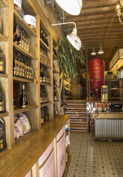 Fotografía interior de tienda La Hermosa - Cervecería Cervezas Sacromonte Granada