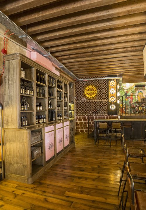 Fotografía de tienda La Hermosa - Cervecería Sacromonte junto al Paseo de los Tristes Granada