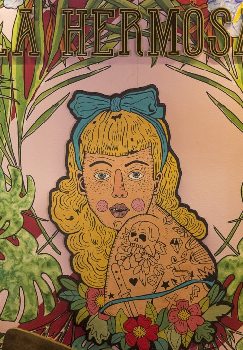 Fotografía de escaparate tienda La Hermosa - Cervezas Sacromonte Paseo de los Tristes Granada