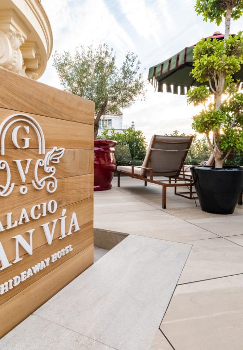 Fotografía de terraza Hotel Palacio Gran Vía Granada - Royal Hideaway Hotel con jardín exterior