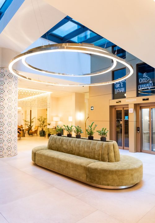 Fotografía de lobby Hotel Palacio Gran Vía Granada - Recepción con diseño de lujo y vistas al Albaicín