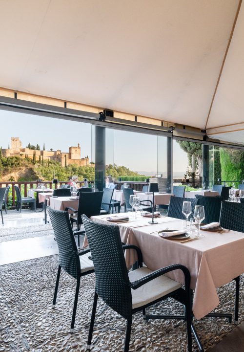 Fotografía de restaurante con vistas a la Alhambra Granada - Terraza acristalada para eventos