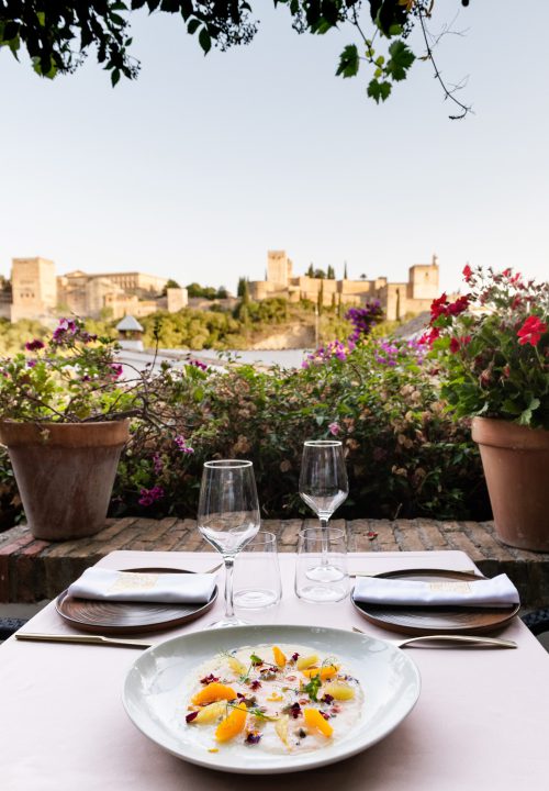 Fotografía de gastronomía con vistas a la Alhambra - Plato de cocina creativa en restaurante Carmen de Aben Humeya Granada