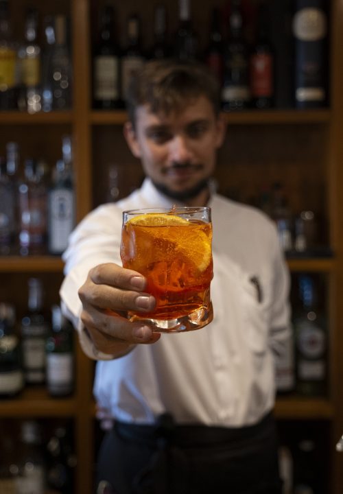 Fotografía de coctelería - Barman sirviendo cocktail en bar de hotel Granada