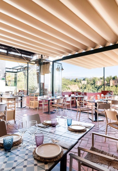 Fotografía de terraza restaurante con vistas a la Alhambra - Fotografía de interiores hostelería Granada