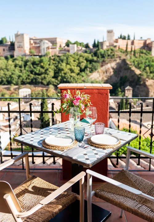 Fotografía de mesa en terraza con vistas a la Alhambra y el Albaicín - Restaurante mirador Granada