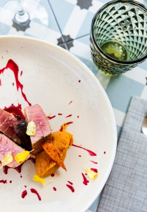 Fotografía gastronómica de atún con reducción y gambas - Plato de cocina creativa restaurante Granada