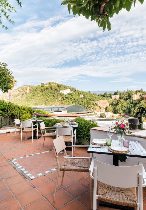 Fotografía de terraza restaurante con vistas a la Alhambra - Fotografía hostelería Albaicín Granada