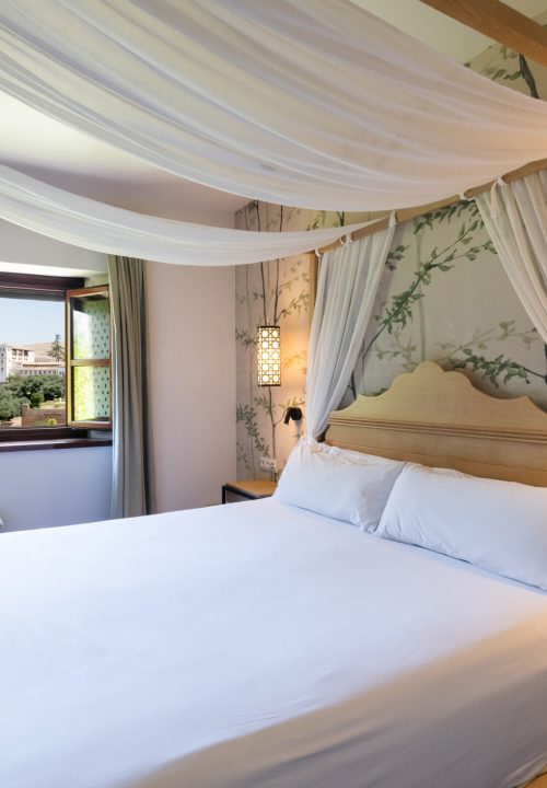Fotografía de habitación de hotel con cama con dosel - Hotel boutique con vistas a la Alhambra Granada