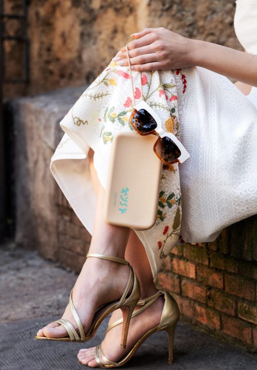 Fotografía publicitaria de detalle gafas de sol con estuche - Sesión de moda en el Albaicín Granada