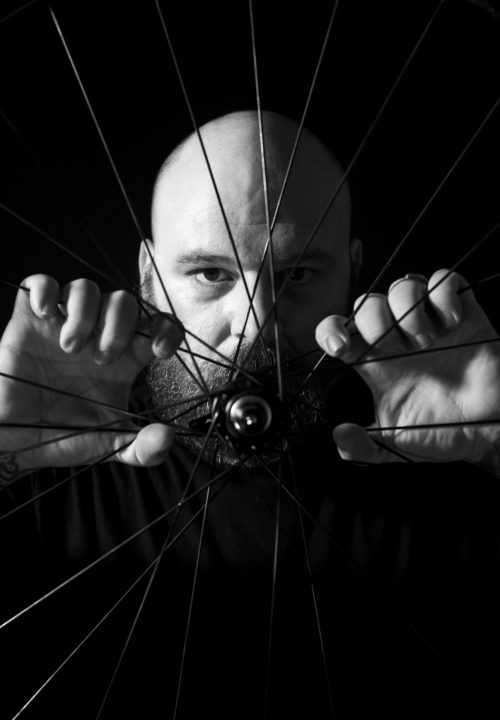 Retrato creativo ciclista urbano en estudio - Fotografía artística Granada